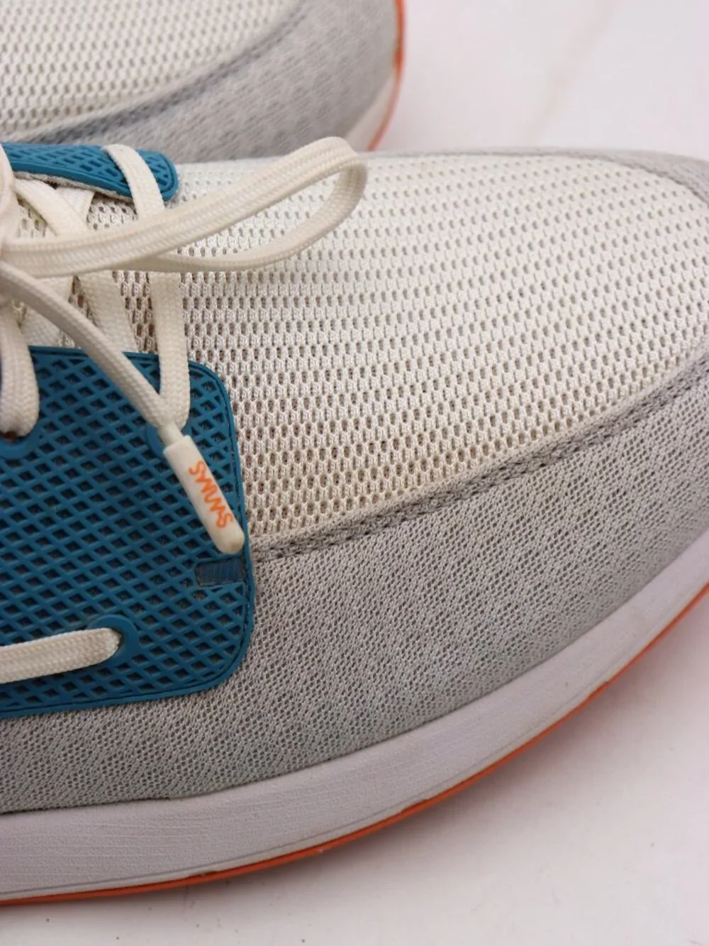Swims breeze wave